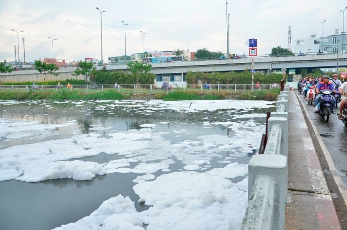 [-]Ngỡ[-]ng&agrave;ng[-]"tuyết"[-]phủ[-]trắng[-]x&oacute;a[-]k&ecirc;nh[-]T&agrave;u[-]Hủ[-]sau[-]cơn[-]mưa